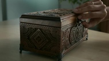 Kadın El, Tahta Tabut Kutusundan Bir Dolarlık Banknotlar Banknotunu Aldı. Yakın plan çekim. 2x Yavaş çekim 60 fps 4K