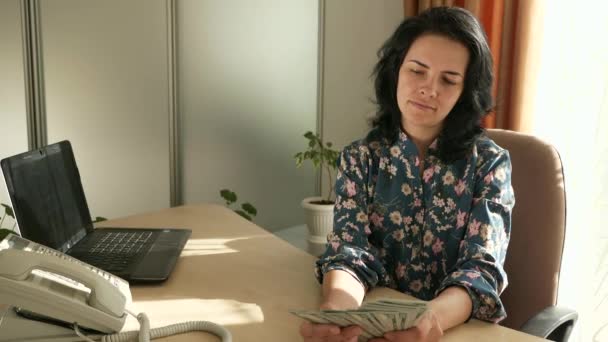 Happy Female Office Worker Manager Liczenie Pieniędzy Dolarów Gotówką Biurze — Wideo stockowe