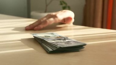 Kadın El Koparma Masa 'daki Banknotlar Banknotu' nun Tereddüdünü Aldı. Hırsız Nakit Para Hırsızlığı. Yakın plan çekim. Yavaş çekim 4K