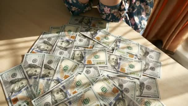 Pomyślna Młoda Kobieta Kobieta Pracownica Biurowa Spójrz Dolary Rachunki Banknot — Wideo stockowe