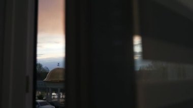 Açık Pencere. Elektrik Kutbu Ağı Çelik Kule Elektrik Hattı üzerinden Sunset 'te görüntüle. Varoş Kasabası Köyü. Şehir Varoşları. Bulutlu bir akşam. 2x Yavaş çekim 60 fps 4K