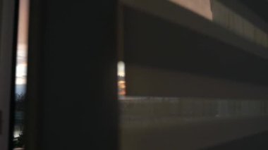 Açık Pencere. Elektrik Kutbu Ağı Çelik Kule Elektrik Hattı üzerinden Sunset 'te görüntüle. Varoş Kasabası Köyü. Şehir Varoşları. Bulutlu bir akşam. 2x Yavaş çekim 60 fps 4K