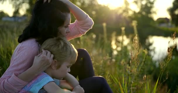 Молодая Мать Ребенком Отдыхает Природе Озера Возникающий Солнечный Сельский Пейзаж — стоковое видео