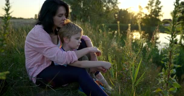 Genç Anne Çocuk Doğanın Yakınındaki Göl Dinleniyor Akşam Güneşi Kırsal — Stok video
