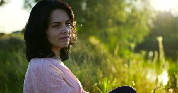 Mladá Žena Odpočívá Přírodě Jezera Evening Sunshine Rural Country Scene — Stock video