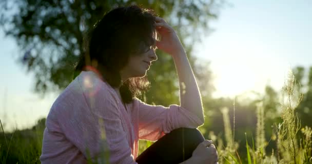 Mladá Žena Odpočívá Přírodě Jezera Evening Sunshine Rural Country Scene — Stock video