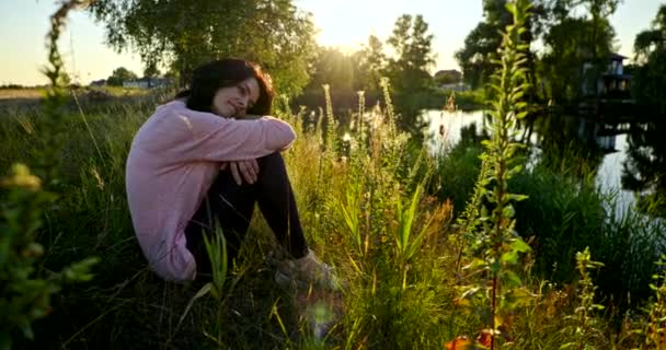 Genç Kadın Doğaya Yakın Gölde Dinleniyor Akşam Güneşi Kırsal Sahne — Stok video
