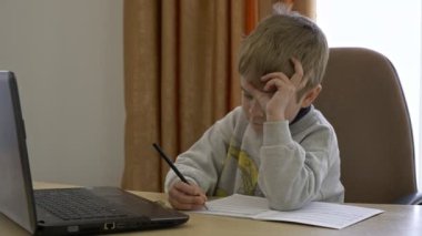 Little Boy Mesafe Uzaktan Çalışma İnternette Müzik Masasında Oturuyor. Yavaş çekim 4K