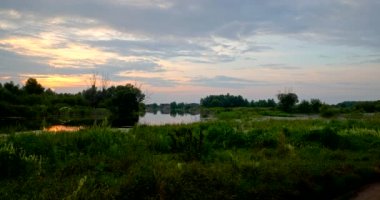 Nehrin Üzerinde Güzel Gün Batımı. Kırsal Yol Köyü Sahnesi. Yaz sezonu Akşam 4K