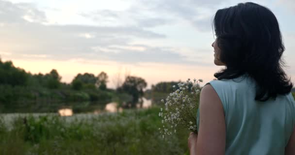 Γυναίκα Λουλούδια Κοιτάξτε Στο Ηλιοβασίλεμα Απολαμβάνοντας Υπόλοιπο Χαλαρώστε Στη Φύση — Αρχείο Βίντεο