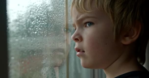 Söta Barn Sad Liten Pojke Kid Ser Regndroppar Våta Fönster — Stockvideo