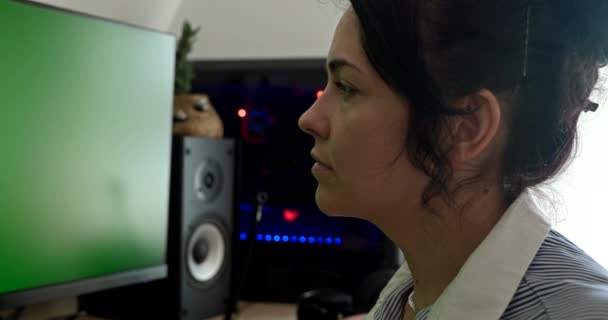 Yorgun Kadın Rahatla Gözlere Dokun Baş Ağrısı Masaüstü Bilgisayarında Yeşil — Stok video