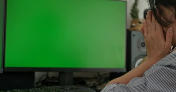 Yorgun Kadın Rahatla Gözlere Dokun Baş Ağrısı Masaüstü Bilgisayarında Yeşil — Stok video