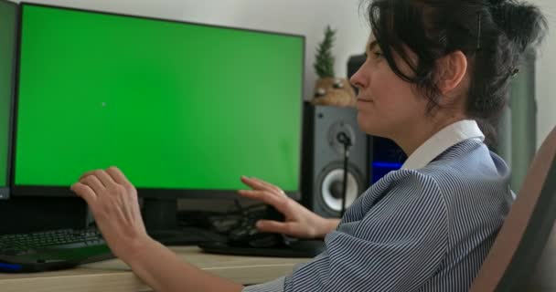 Myśląca Kobieta Nowy Pomysł Kreatywna Pracownica Patrząc Zielony Monitor Ekranu — Wideo stockowe