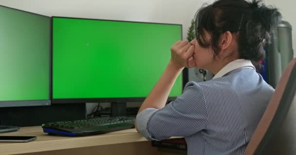 Σκεπτόμενη Γυναίκα Έχει Νέα Ιδέα Δημιουργική Γυναίκα Εργαζόμενος Κοιτάζοντας Πράσινη — Αρχείο Βίντεο