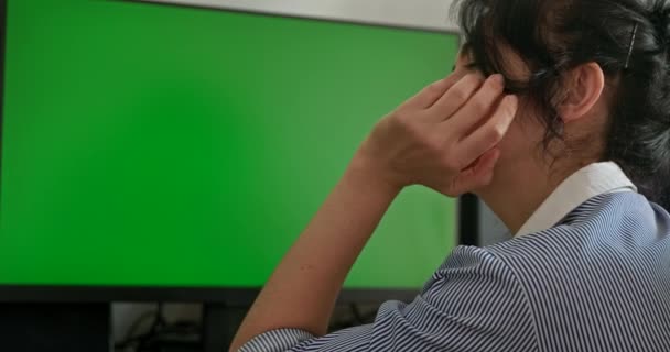 Uykucu Kadın Yeşil Ekran Monitöründe Uykuda Uyukluyor Masaüstü Bilgisayarında Kadın — Stok video