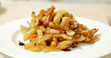 Beyaz tabak üzerine taze patates kızartması servis edilmişti. Evet. Lezzetli Lezzetli Yemek. Macro Shot 'u yakın çekim. Yavaş çekim 60 fps 4K 10 bit