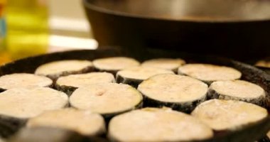 Un üzerine kızarmış patlıcan parçaları. Vintage Gaz Fırınında kızartma tavası. Yavaş çekim 4K 10 bit