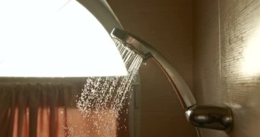 Banyo duş başlığını kapatın. Dökülen Su Damlaları Sızıntı Yavaş çekim 4K 10 bit