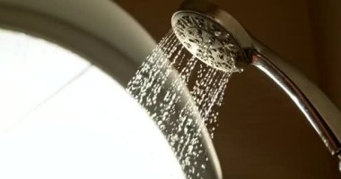 Banyo duş başlığını kapatın. Dökülen Su Damlaları Sızıntı Yavaş çekim 4K 10 bit