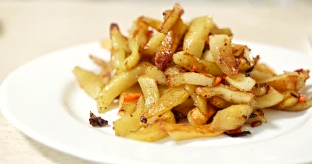 Готується Гаряча Свіжа Смажена Картопля Білій Тарілці Смачна Смачна Їжа — стокове відео