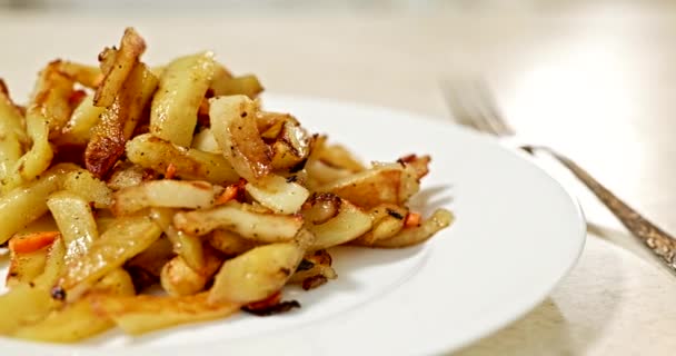 Serviert Zubereitete Heiße Frisch Gebratene Kartoffeln Auf Weißem Teller Köstliche — Stockvideo