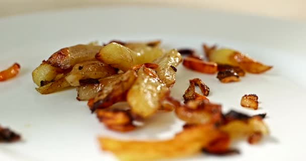 Serviert Zubereitete Heiße Frisch Gebratene Kartoffeln Auf Weißem Teller Köstliche — Stockvideo