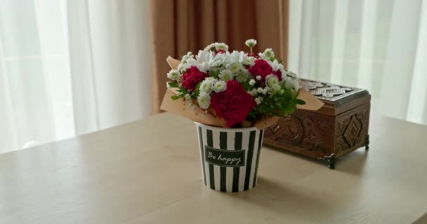Close Bukiet Kwiatów Pobliżu Trumny Drewniane Pudełko Ozdobne Stole Salonie — Wideo stockowe