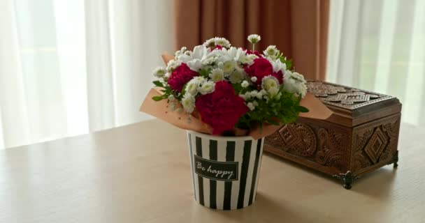 Κοντινό Πλάνο Μπουκέτο Λουλούδια Κοντά Κασετίνα Ξύλινο Διακοσμητικό Κουτί Στο — Αρχείο Βίντεο