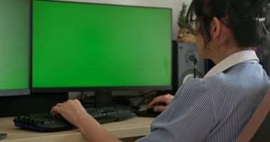 Gözlüklü Genç Kadın Yeşil Ekran Monitörü Bilgisayarlı Çalışma Masasında oturan Masa 4K 10 bit