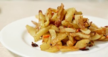 Beyaz tabak üzerine taze patates kızartması servis edilmişti. Evet. Lezzetli Lezzetli Yemek. Macro Shot 'u yakın çekim. Yavaş çekim 60 fps 4K 10 bit