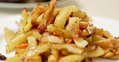 Beyaz tabak üzerine taze patates kızartması servis edilmişti. Evet. Lezzetli Lezzetli Yemek. Macro Shot 'u yakın çekim. Yavaş çekim 60 fps 4K 10 bit