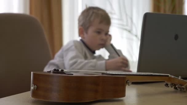 Pequeño Niño Distancia Estudio Remoto Música Línea Casa Sentado Escritorio — Vídeos de Stock