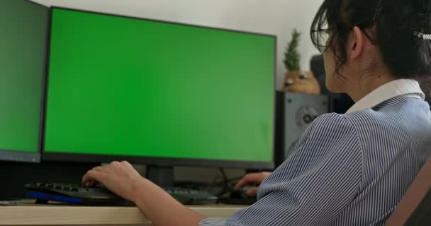 Giovane Donna Che Indossa Occhiali Guarda Schermo Verde Monitor Desktop — Video Stock