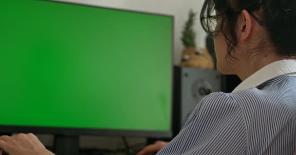 Νεαρή Γυναίκα Φορώντας Γυαλιά Κοιτάξτε Παρακολουθήστε Πράσινο Οθόνη Οθόνη Desktop — Αρχείο Βίντεο