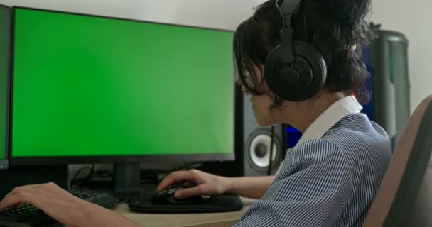 Молодая Женщина Играет Игру Настольном Компьютере Монитором Зеленого Экрана Сядьте — стоковое видео