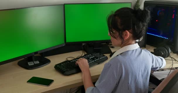 Νεαρή Γυναίκα Φορώντας Γυαλιά Κοιτάξτε Παρακολουθήστε Πράσινο Οθόνη Οθόνη Desktop — Αρχείο Βίντεο