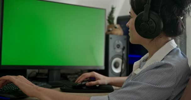 Fiatal Játék Asztali Számítógép Zöld Képernyő Monitor Gamer Ülj Asztalhoz — Stock videók