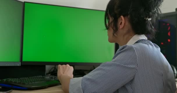 Young Woman Look Watch Green Screen Monitor Creative Female Worker — Stockvideo