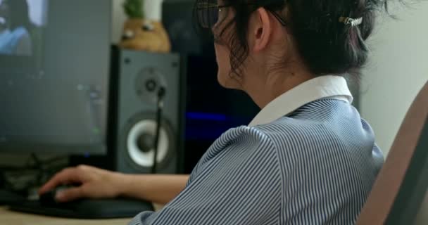 Ung Kvinna Bär Glasögon Arbeta Stationära Dator Sitter Vid Skrivbordet — Stockvideo