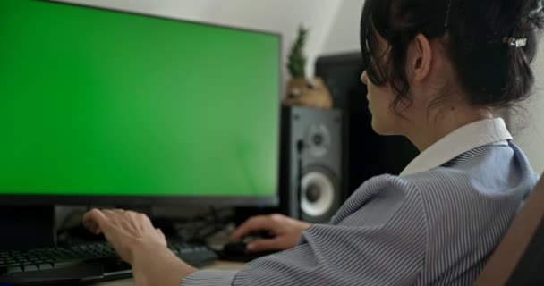 Fiatal Játék Asztali Számítógép Zöld Képernyő Monitor Gamer Ülj Asztalhoz — Stock videók