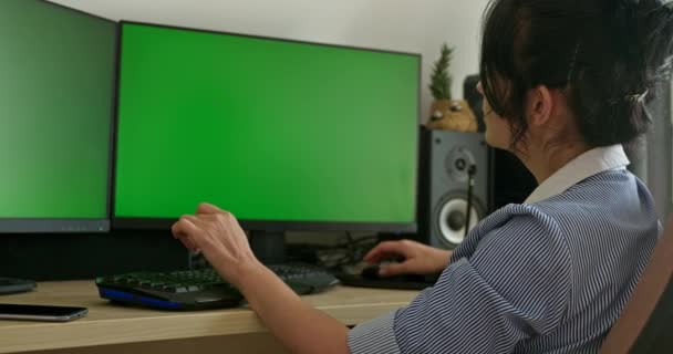 累了的努力工作的女人放松地伸展着双手完成了工作 女性工作者在台式电脑上观看绿色屏幕监视器 成功的自由职业者坐在4K桌前10位 — 图库视频影像
