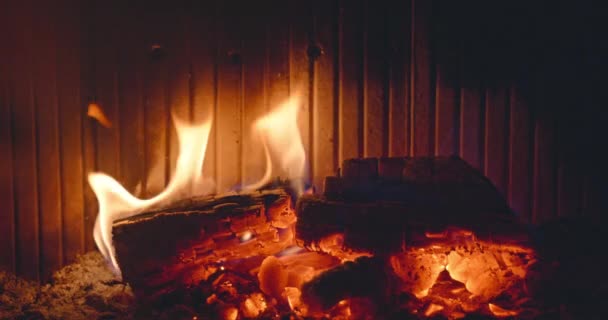 暖炉で燃える火の木を閉じる 炎の舌 — ストック動画