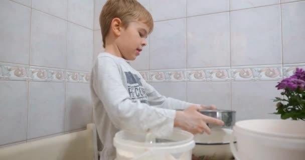 시브를 유용한 시프트 밀가루 아이는 부엌에서 — 비디오