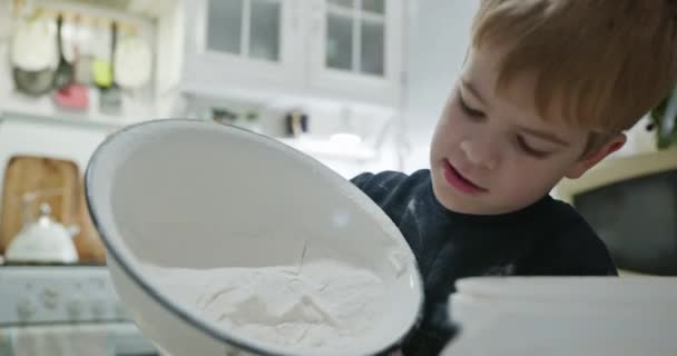 Kid Boy Membantu Sifts Flour Wheat Sieve Anak Anak Membantu — Stok Video