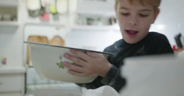Kid Boy Membantu Sifts Flour Wheat Sieve Anak Anak Membantu — Stok Video