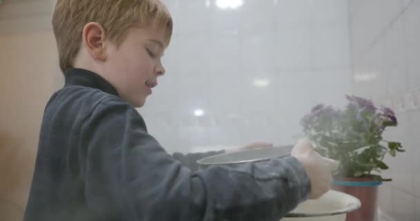 Yararlı Çocuk Sieve Den Buğday Unu Sifts Mutfakta Çocuk Yardımcıları — Stok video