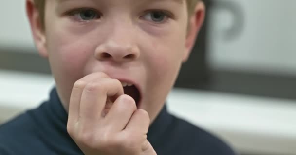 Kid Boy Ukazuje Rozviklanou Volnou Mléčné Dítě Zub Dítě Klopýtající — Stock video