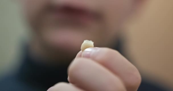 Кид Бой Показывает Выдернутый Шатающийся Молочный Молочный Зуб Детский Шатающийся — стоковое видео