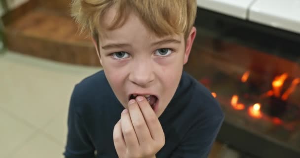 Кид Бой Показывает Выдернутый Шатающийся Молочный Молочный Зуб Детский Шатающийся — стоковое видео